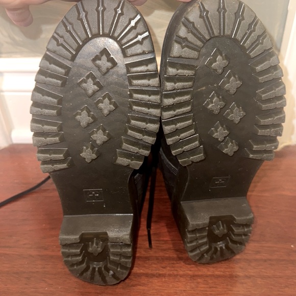 โ ๏ธ Dr. Martens AirWair Black Genuine Leather Shriver combat boots size 8W/7M - Picture 4 of 5